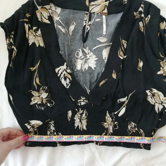 Free People Smocked Crop Blouse Plunging  V-Neck Black with Tan, Cream Floral XS - Picture 11 of 15